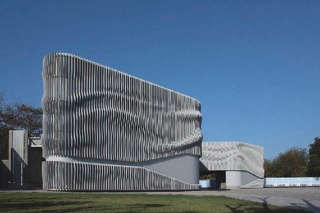 贺州浅谈现代建筑采用网架结构安装的主要优势和应用